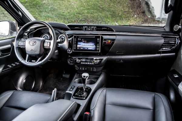 Полная Экстра замахнулась на Чёрный Эксклюзив: cравнительный тест JAC T6 и Toyota Hilux