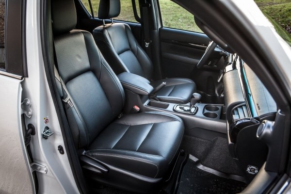 Полная Экстра замахнулась на Чёрный Эксклюзив: cравнительный тест JAC T6 и Toyota Hilux