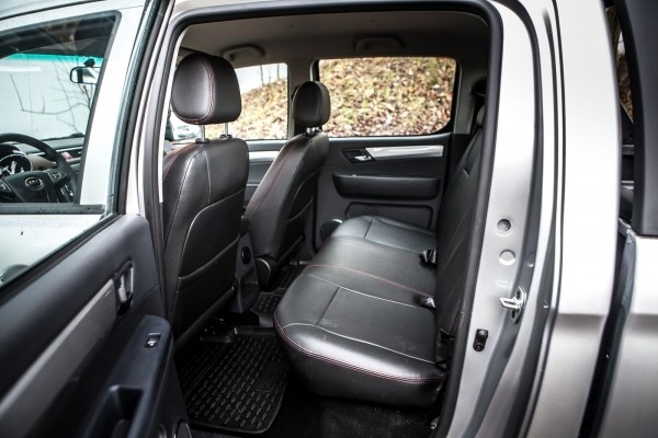 Полная Экстра замахнулась на Чёрный Эксклюзив: cравнительный тест JAC T6 и Toyota Hilux