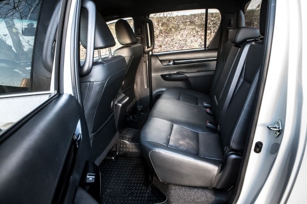 Полная Экстра замахнулась на Чёрный Эксклюзив: cравнительный тест JAC T6 и Toyota Hilux