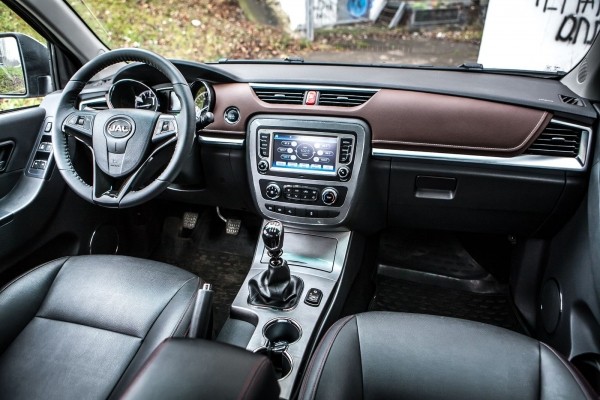 Полная Экстра замахнулась на Чёрный Эксклюзив: cравнительный тест JAC T6 и Toyota Hilux